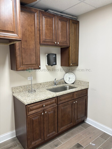 More Photos Of 93 Caterpillar Dr, Joliet Office For Lease