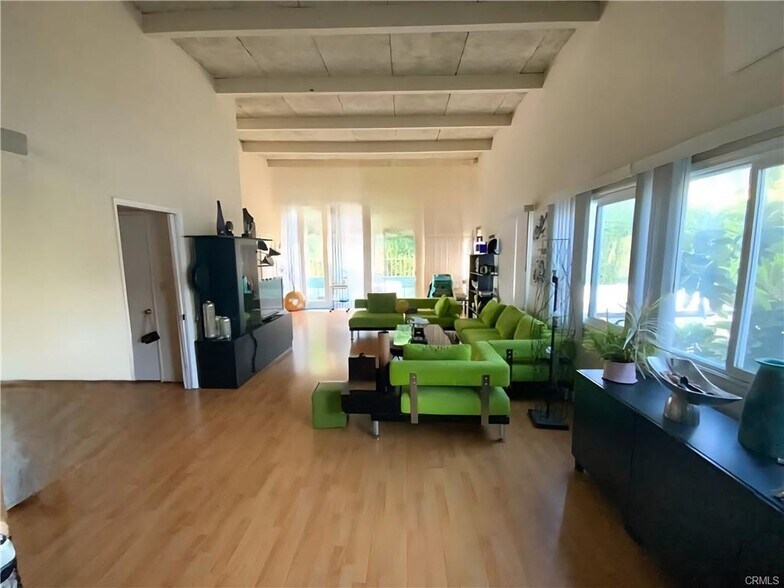 More Photos Of 5665 Franklin Ave, Los Angeles Apartments For Sale