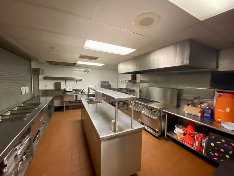 More Photos Of 4999 Holly Dr, San Diego Religious Facility For Lease