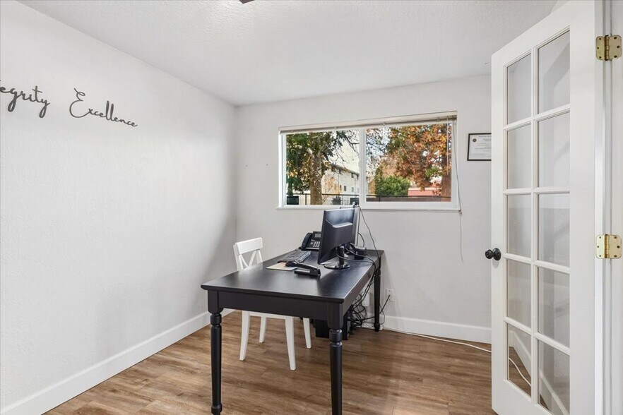 More Photos Of 2115 E 27th St, Vancouver Office For Sale