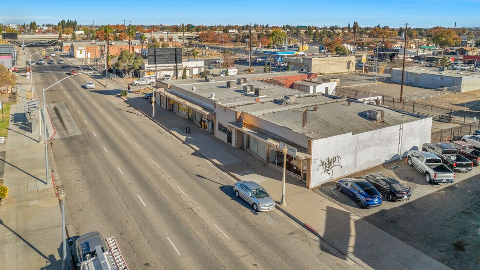 More Photos Of 444-450 N Blackstone Ave, Fresno Storefront For Sale