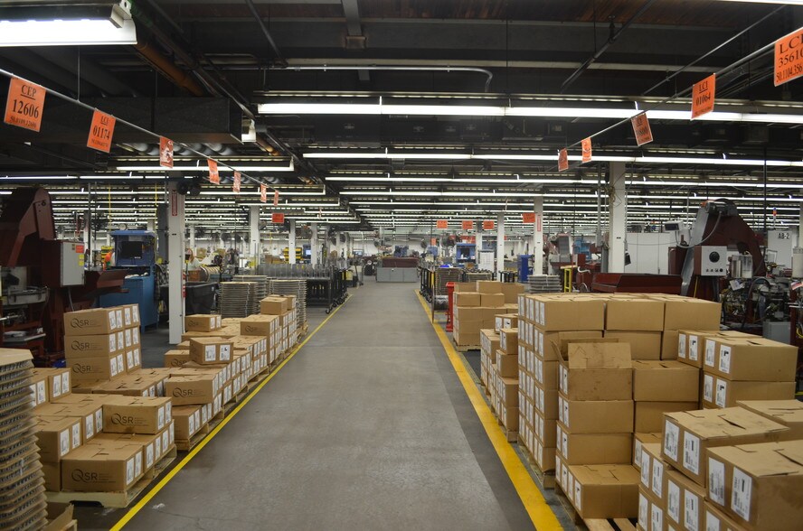 More Photos Of 3121 Pleasant Valley Blvd, Altoona Light Distribution For Lease