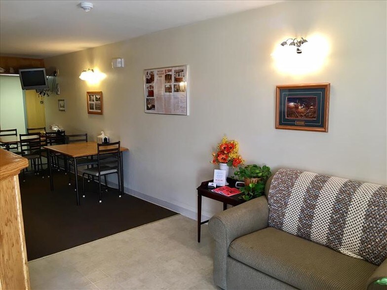 More Photos Of 711 N Center St, Shelbina Hotel For Sale