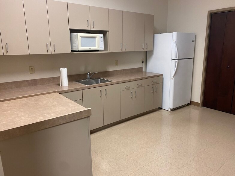 More Photos Of 12450 Roosevelt Blvd, Saint Petersburg Office Residential For Lease