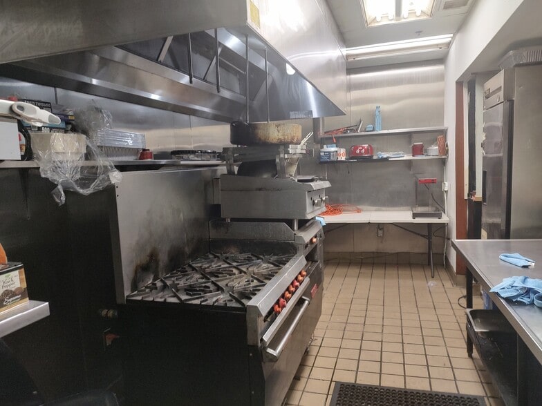 More Photos Of 10 S Calvert St, Baltimore Bar For Sale