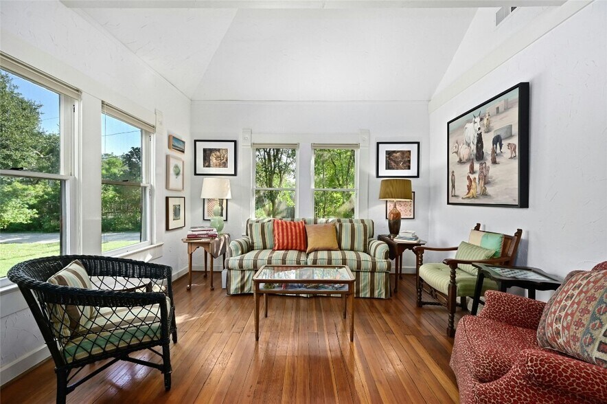 More Photos Of 167 N Tumbleweed Trl, Austin Specialty For Sale