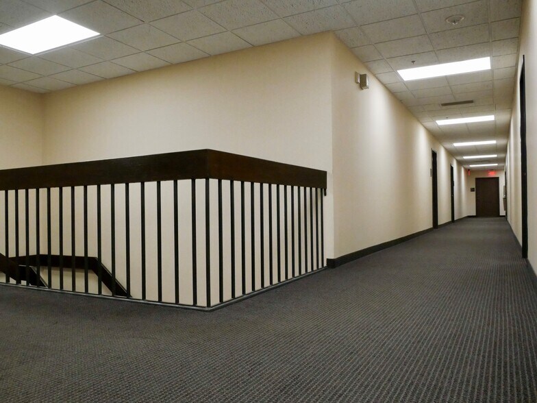 More Photos Of 900 N Shore Dr, Lake Bluff Office For Lease