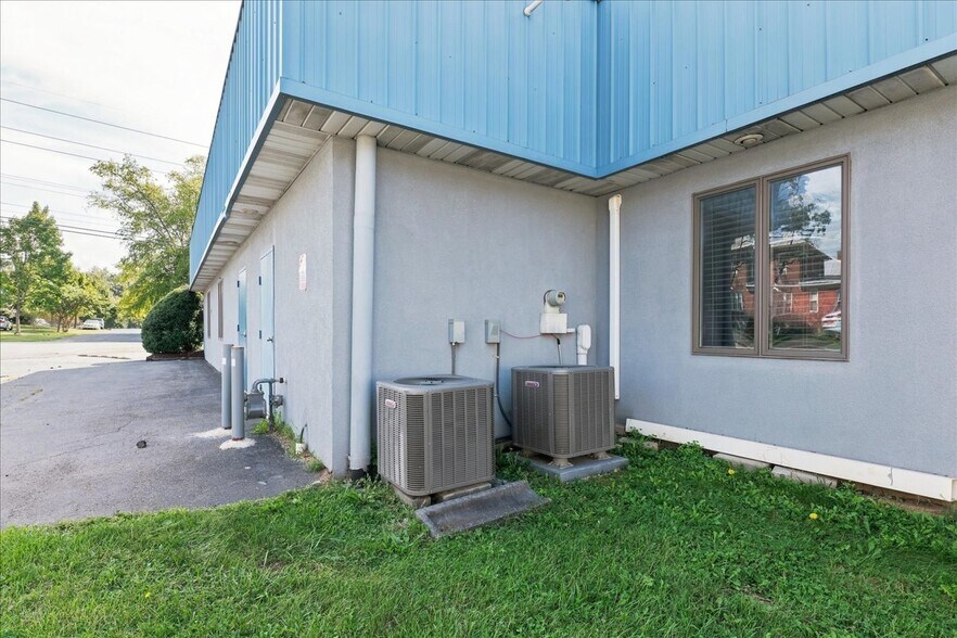 More Photos Of 991 Chicago Ave, Harrisonburg Flex For Sale