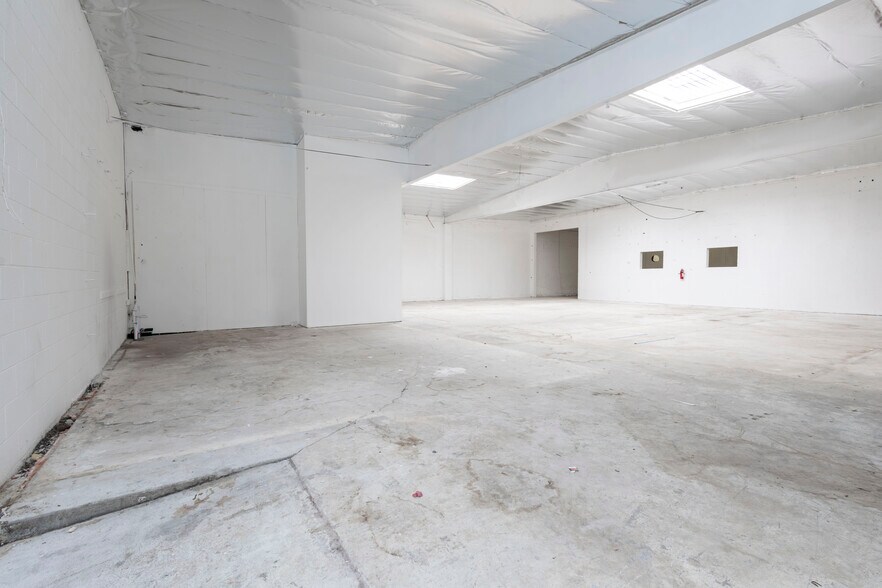 More Photos Of 2703 Southwest Dr, Los Angeles Warehouse For Lease