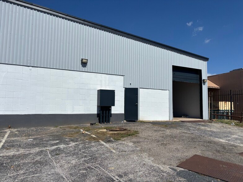 More Photos Of 911 N Frio St, San Antonio Manufacturing For Lease