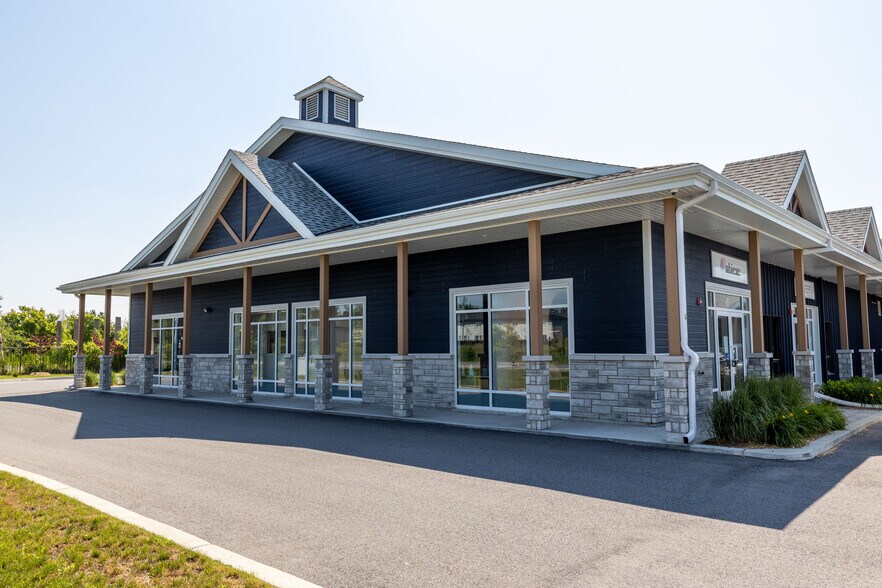 More Photos Of 872 Rte De La Cité-Des-Jeunes, Saint-Lazare Storefront For Lease