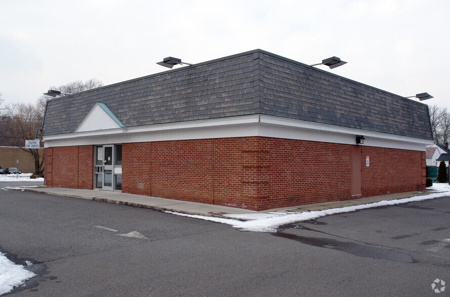 More Photos Of 995 Bloomfield Ave, West Caldwell Bank For Lease