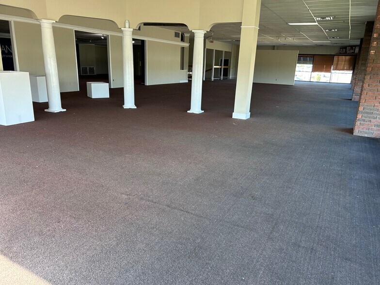 More Photos Of 60 Macarthur Dr, Alexandria Freestanding For Lease