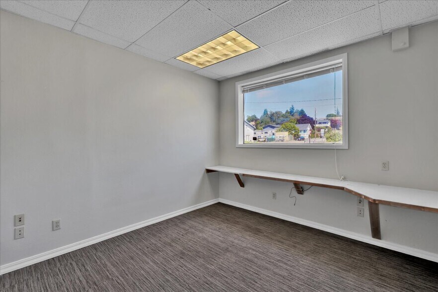 More Photos Of 3701 W G St, Bremerton Service For Sale