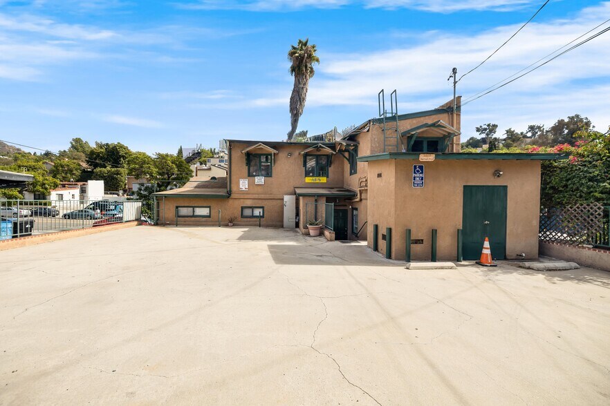 More Photos Of 3325 Barham Blvd, Los Angeles Office For Lease