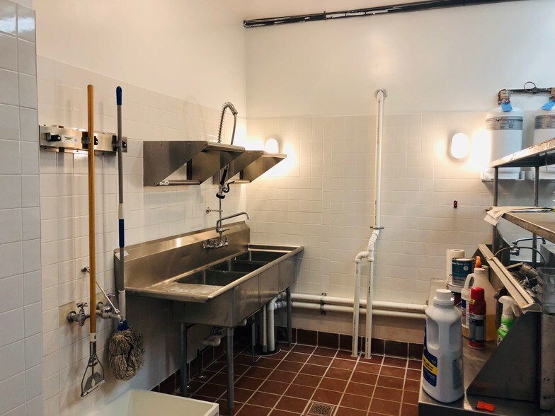 More Photos Of 133 Glen Head Rd, Glen Head Bar For Lease