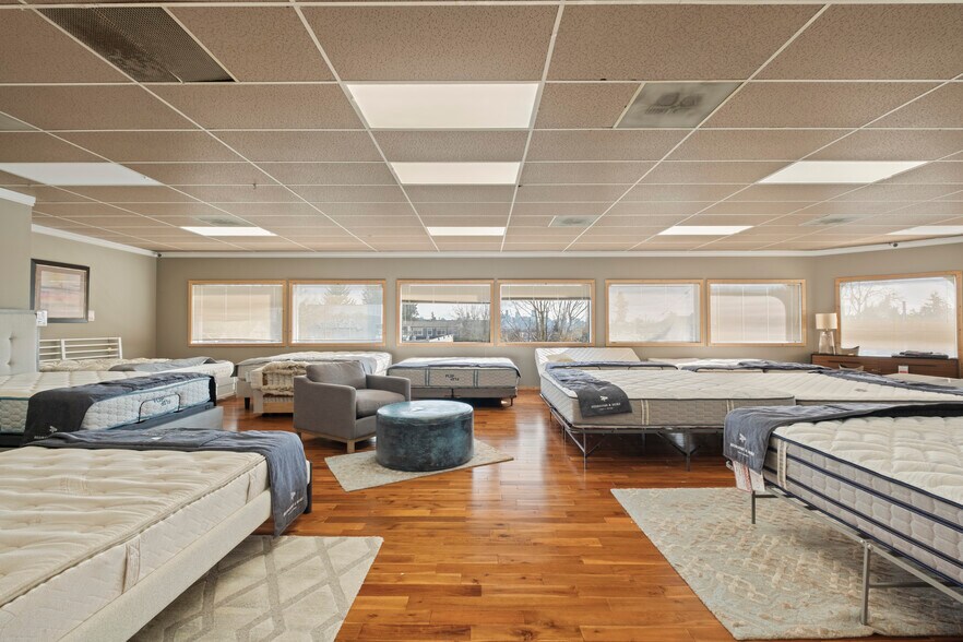 More Photos Of 300 NE 45th St, Seattle Freestanding For Sale