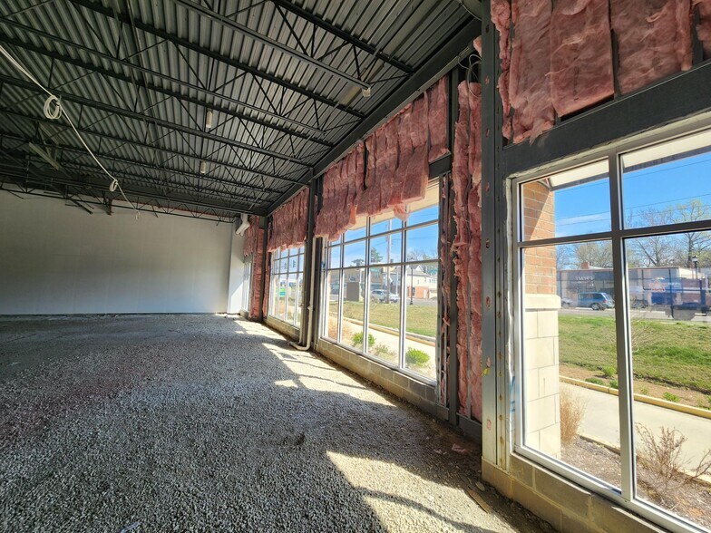 More Photos Of 10463 Manchester Rd, Kirkwood General Retail For Lease