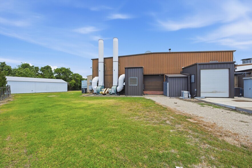 More Photos Of 6613 N 19th St, Waco Warehouse For Sale