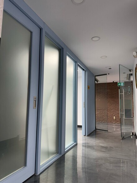 More Photos Of 3858-3870 Notre-Dame, Laval Office For Sale