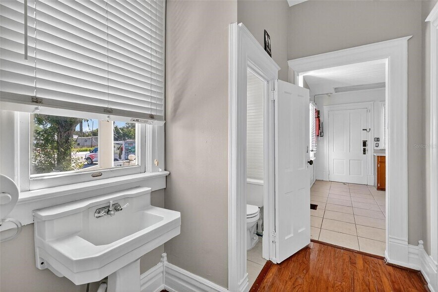 More Photos Of 1218 W Broad St, Groveland Office For Sale