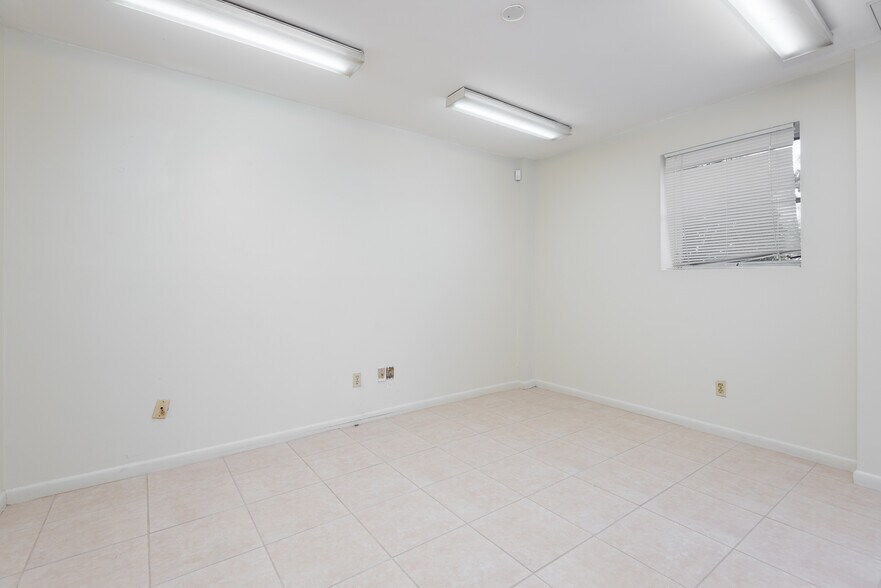 More Photos Of 420 NE 3rd Ave, Cape Coral Warehouse For Lease