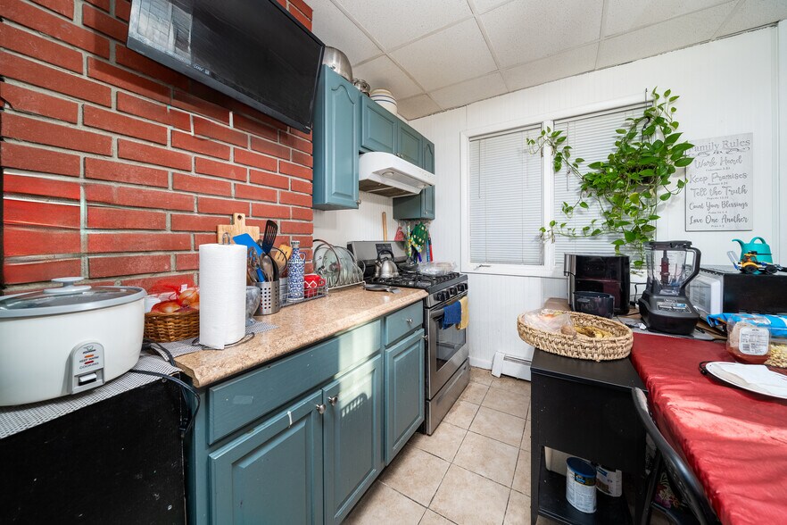 More Photos Of 103-105 Devon St, Kearny Apartments For Sale