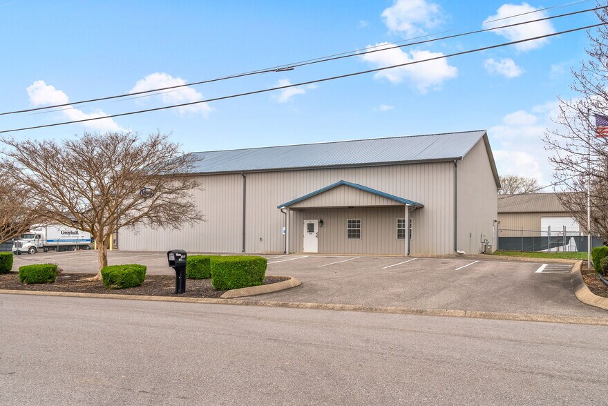 More Photos Of 1799 Alpine Dr, Clarksville Warehouse For Lease