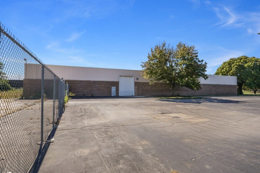 More Photos Of 333 W Washington Blvd, Mundelein Manufacturing For Sale