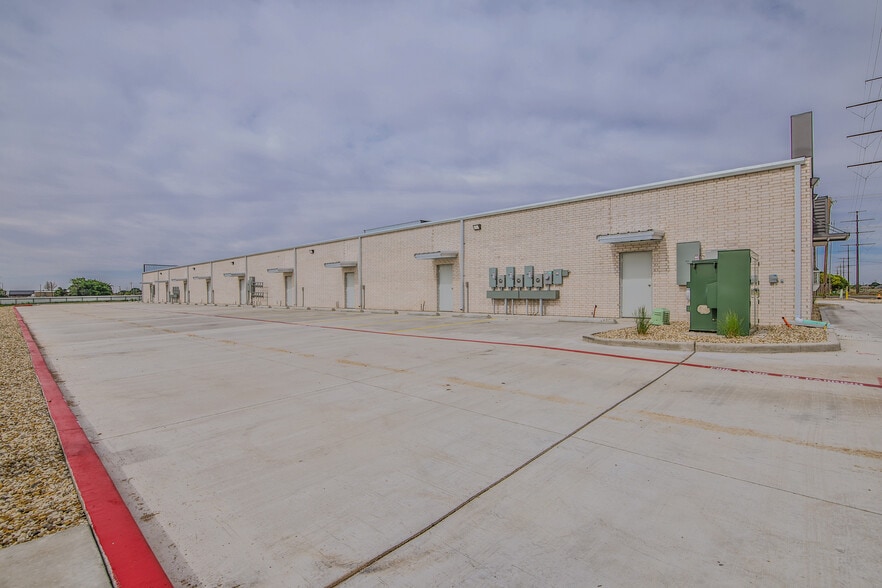 More Photos Of 10617 University Ave, Lubbock Storefront Retail Office For Lease