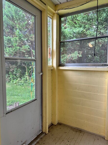 More Photos Of 1048 Klondike Rd, State Road Office For Sale