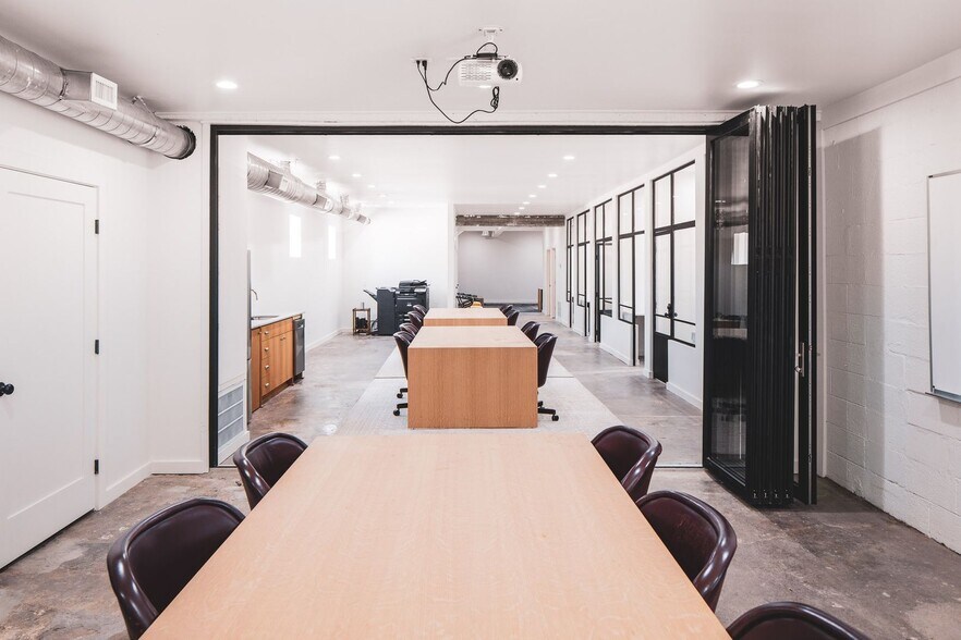 More Photos Of 1537 Singleton Blvd, Dallas Office For Lease