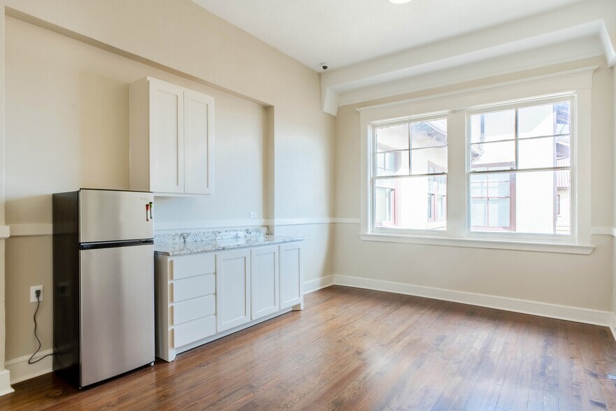 More Photos Of 131 E Exchange Ave, Fort Worth Office Residential For Lease