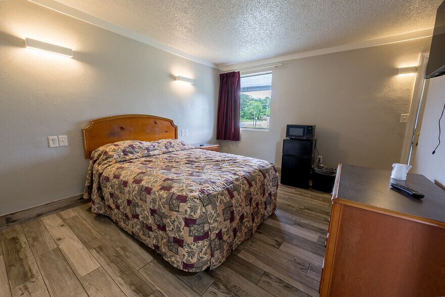 More Photos Of 1757 N Temple Ave, Starke Hotel For Sale
