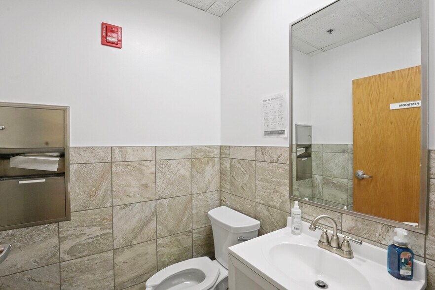 More Photos Of 1N131 County Farm Rd, Winfield Office For Sale