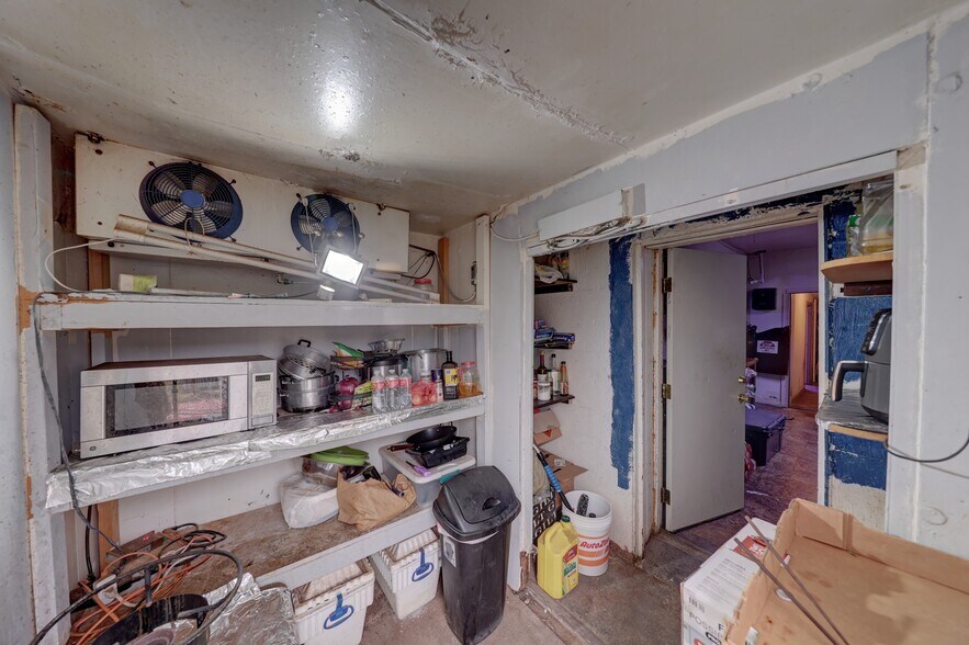 More Photos Of 200 W Murphy St, Alpine Flex For Sale