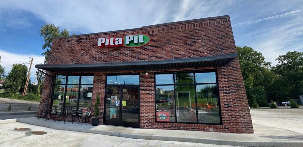 More Photos Of 49 Davis, Hurricane Office For Lease