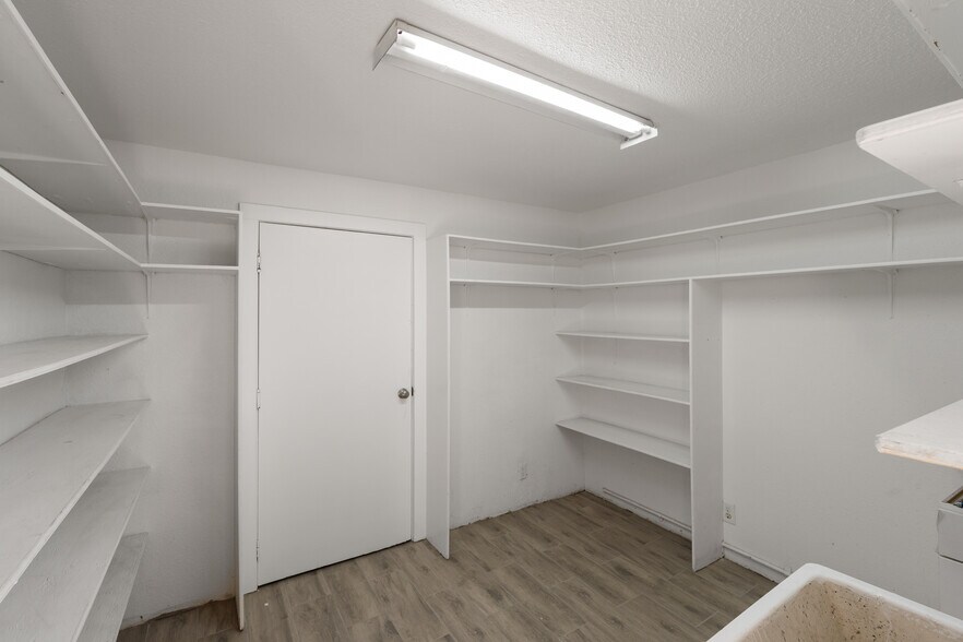 More Photos Of 1825 Baker St, Bakersfield Specialty For Sale