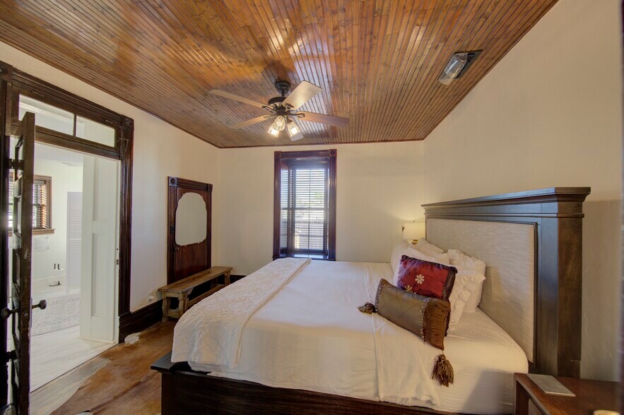 More Photos Of 405 W Avenue E, Alpine Specialty For Sale