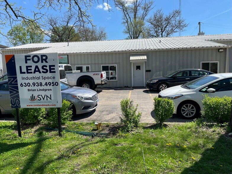 More Photos Of 955 Grace St, Elgin Warehouse For Lease
