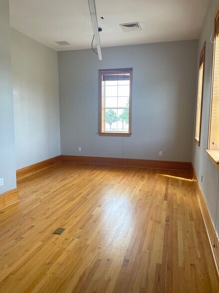 More Photos Of 343 N Bay St, Eustis Coworking Space