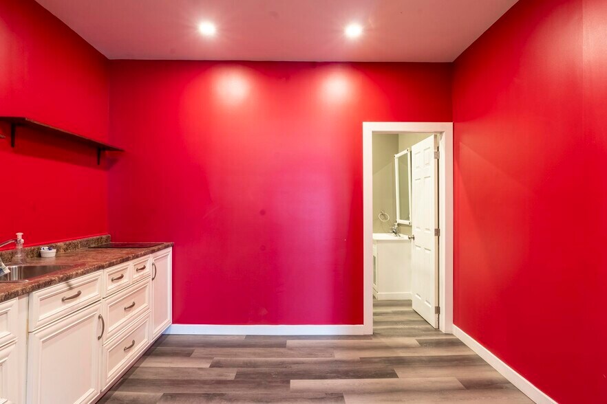 More Photos Of 21 Market Pl, Stratford Storefront Retail Residential For Sale