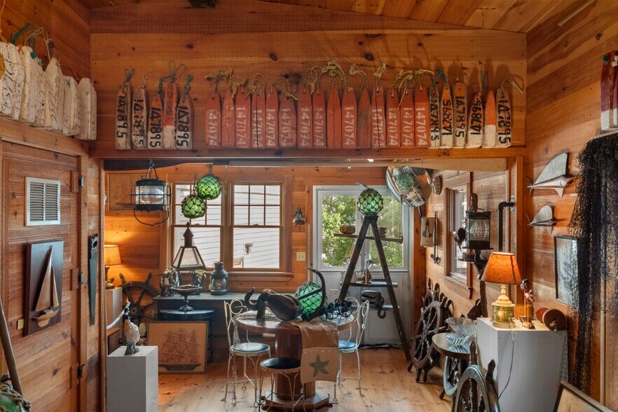 More Photos Of 10 McKown St, Boothbay Harbor Storefront For Sale