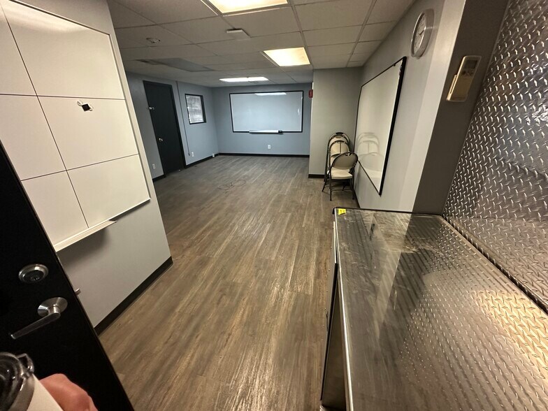More Photos Of 1701 W County Line Rd, Springfield Manufacturing For Lease