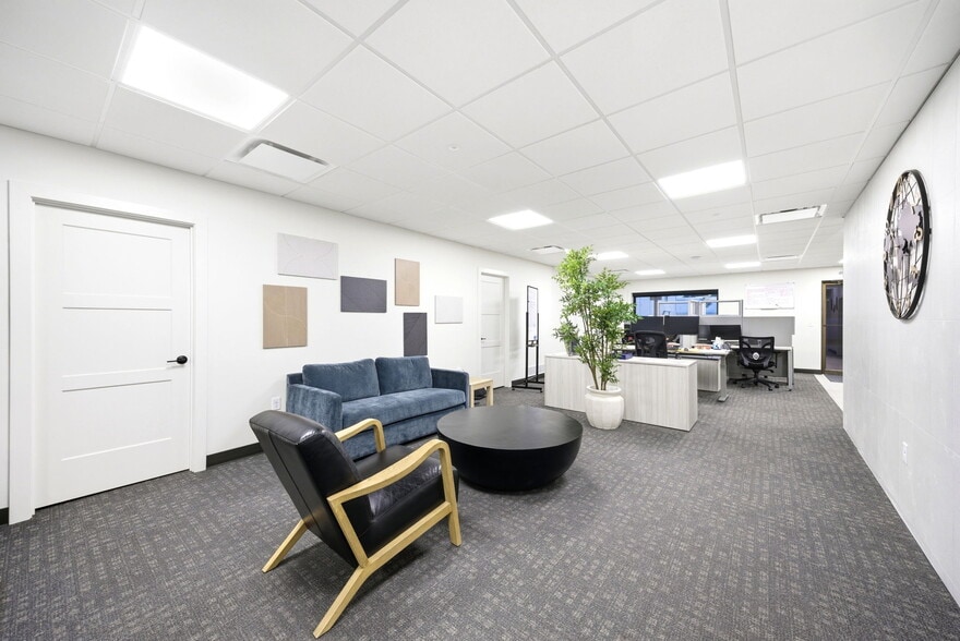 More Photos Of 326 SE Douglas St, Lees Summit Office For Sale