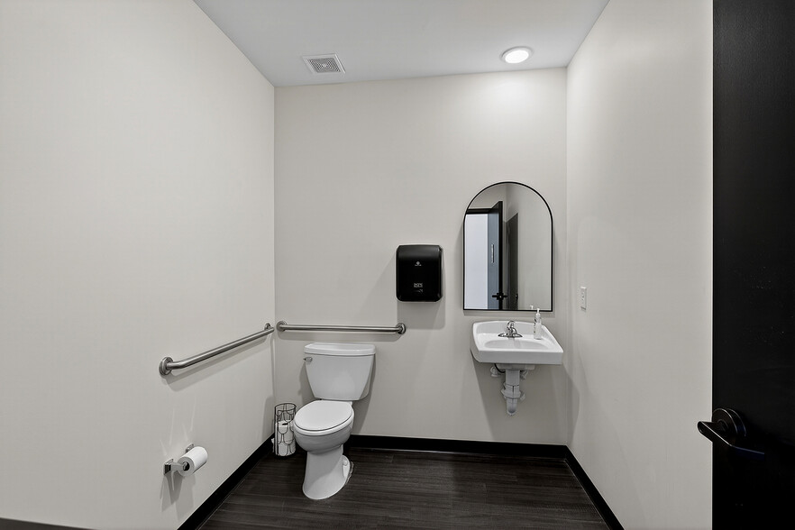 More Photos Of 1031 Parkway Dr, Spring Hill Office For Lease