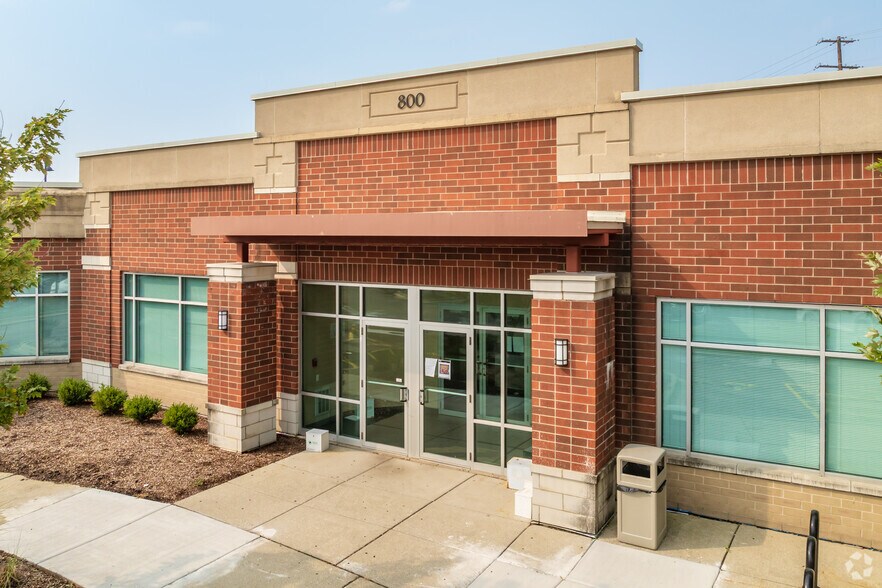 More Photos Of 800 E Woodfield Rd, Schaumburg Medical For Sale