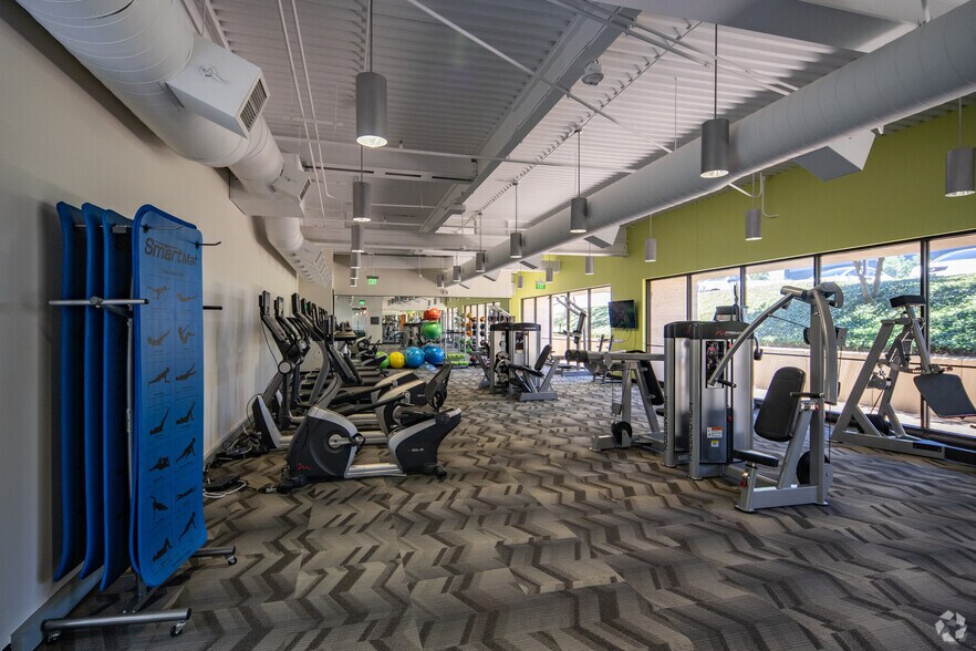 More Photos Of 1341 W Mockingbird Ln, Dallas Office For Lease