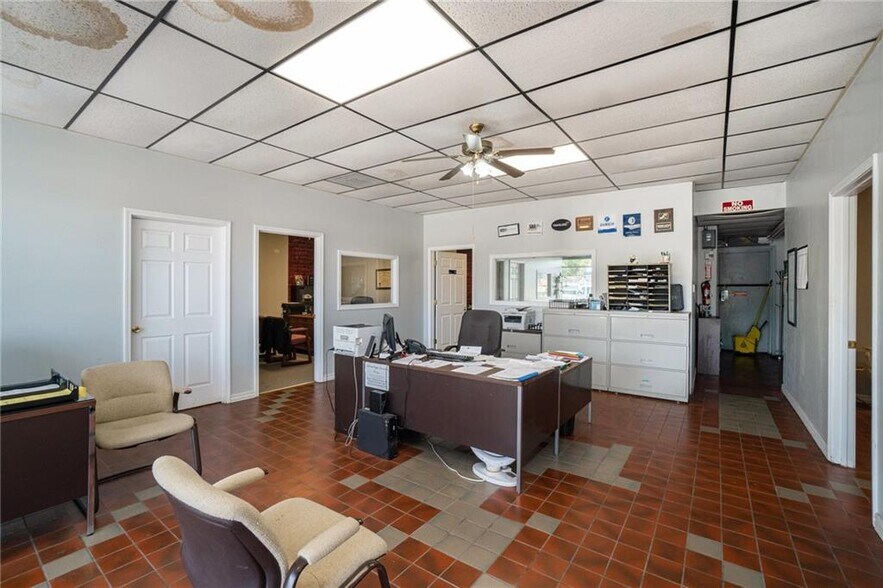 More Photos Of 903 NW Woods Chapel Rd, Blue Springs General Retail For Sale
