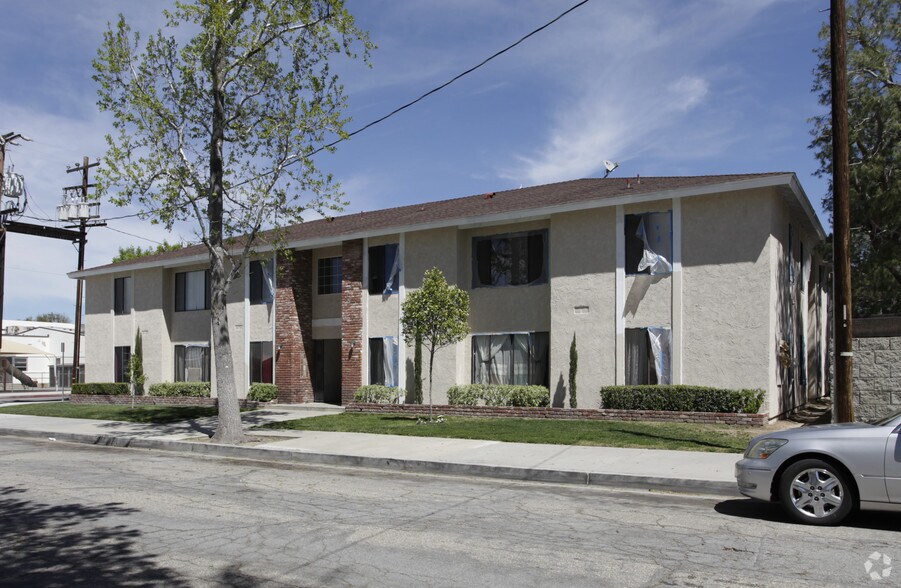 More Photos Of 24522 Chestnut St, Newhall Apartments For Sale
